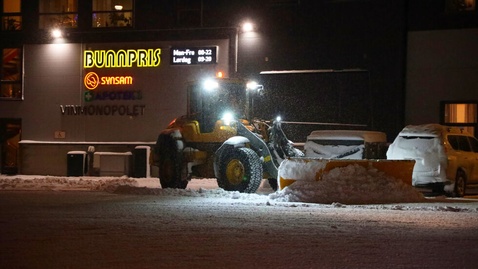 Brøytemannskaper fra Sjøvegan Maskin og Transport fikk nok å gjøre mandag morgen og formiddag med snøen som kom i forbindelse med det forbigående polare lavtrykket.
 Foto: Jon Henrik Larsen