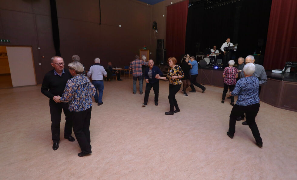 Danseglade fra hele regionen benytter seg av tilbudet til Dans Astafjord om å komme og danse annenhver torsdag i Salangen kulturhus.
 Foto: Jon Henrik Larsen