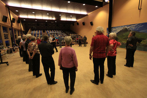 Den 7. januar starter Seniordansen opp igjen etter en velfortjent juleferie. Leder for Seniordansen Hans Nikolaisen ønsker både nye og gamle medlemmer hjertelig velkommen til kulturhuset. ARKIVFOTO
