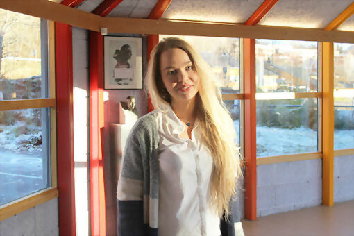 Elina Maria Sundstrøm er prosjektleder for internasjonal uke ved Sjøvegan videregående skole. FOTO: KNUT-ARILD JOHANSEN.
