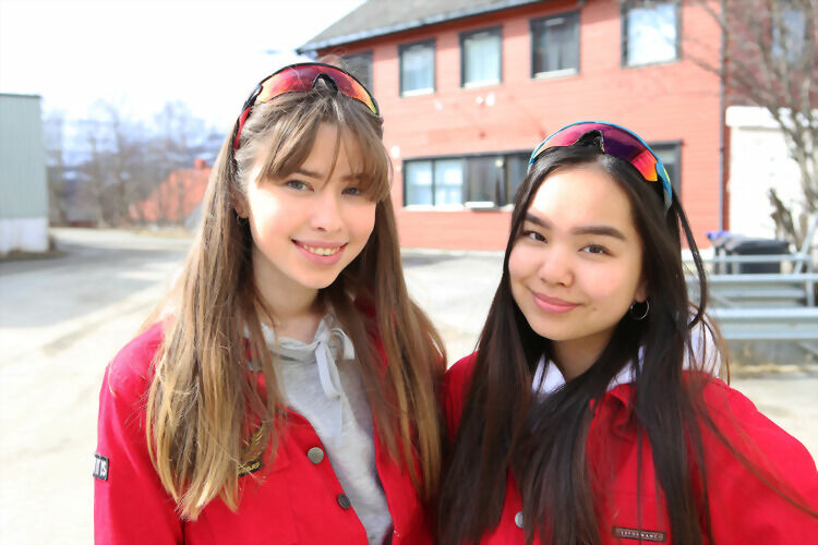 Lena Olsen (t.v) og Dorthea Nikolaisen (t.h) er begge russ ved Sjøvegan videregående skole i år. FOTO: JON HENRIK LARSEN.