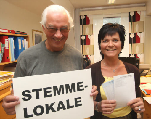 Harald Pedersen og Grete D. Kleppe i Salangen kommune oppfordrer alle til å bruke stemmeretten sin til valget. FOTO: JON HENRIK LARSEN