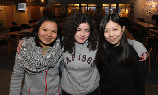 Nontiya Worachat (t.v.), Ada Alya Akdağ og Karmen Chan er utvekslingselever ved Sjøvegan Videregående skole. FOTO: JON HENRIK LARSEN