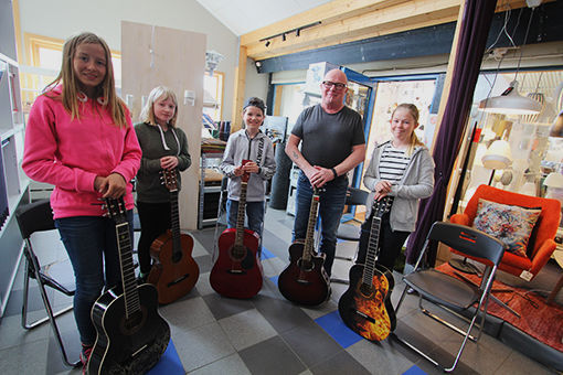 Sara, Maia, Isak, gitarlærer Bjarne Dahlberg og Eirin. FOTO: KNUT-ARILD JOHANSEN