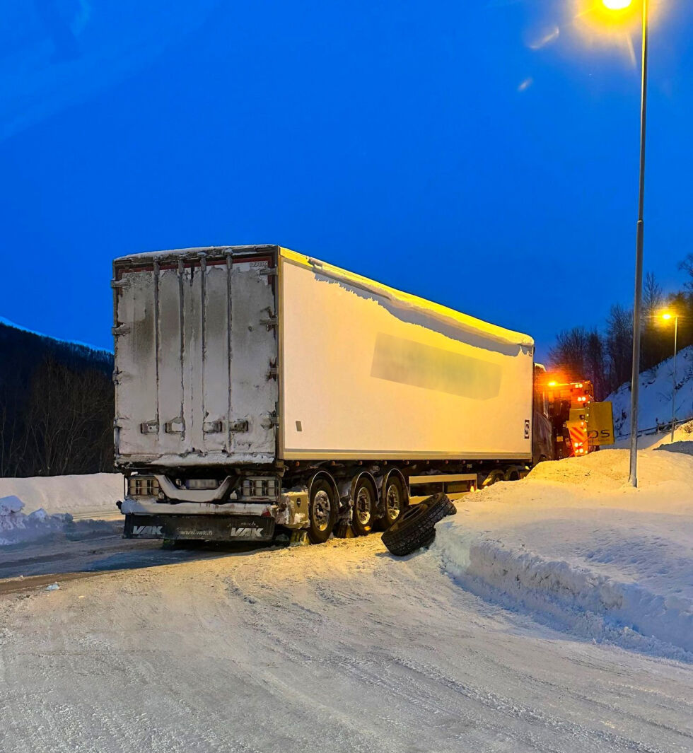 Heldigvis ble ingen kjøretøy eller personer truffet av de to trailerhjulene som løsnet fra traileren under fart i Finnfjordbotn-krysset torsdag formiddag.
 Foto: Ida Marlén Svendsen