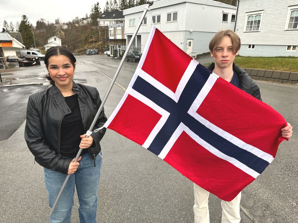 Emma Mortensen (t.v) og Lars Bakkemo (t.h) er begge klare for å hedre de falne og omkomne fra Salangen på 17.mai.
 Foto: Jon Henrik Larsen