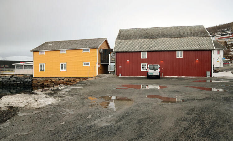 Salangen kommune har kjøpt deler av denne parkeringsplassen bak Lundbrygga fra eiendomshaver Sør-Troms Museum. FOTO: JON HENRIK LARSEN