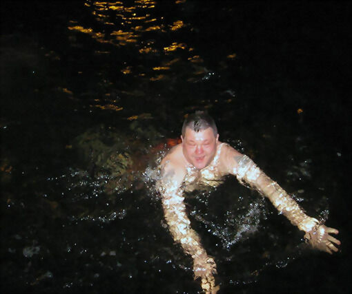 Leif David Oldervik fra Isbaderlauget Hardhausan på svøm i vinterhavet.