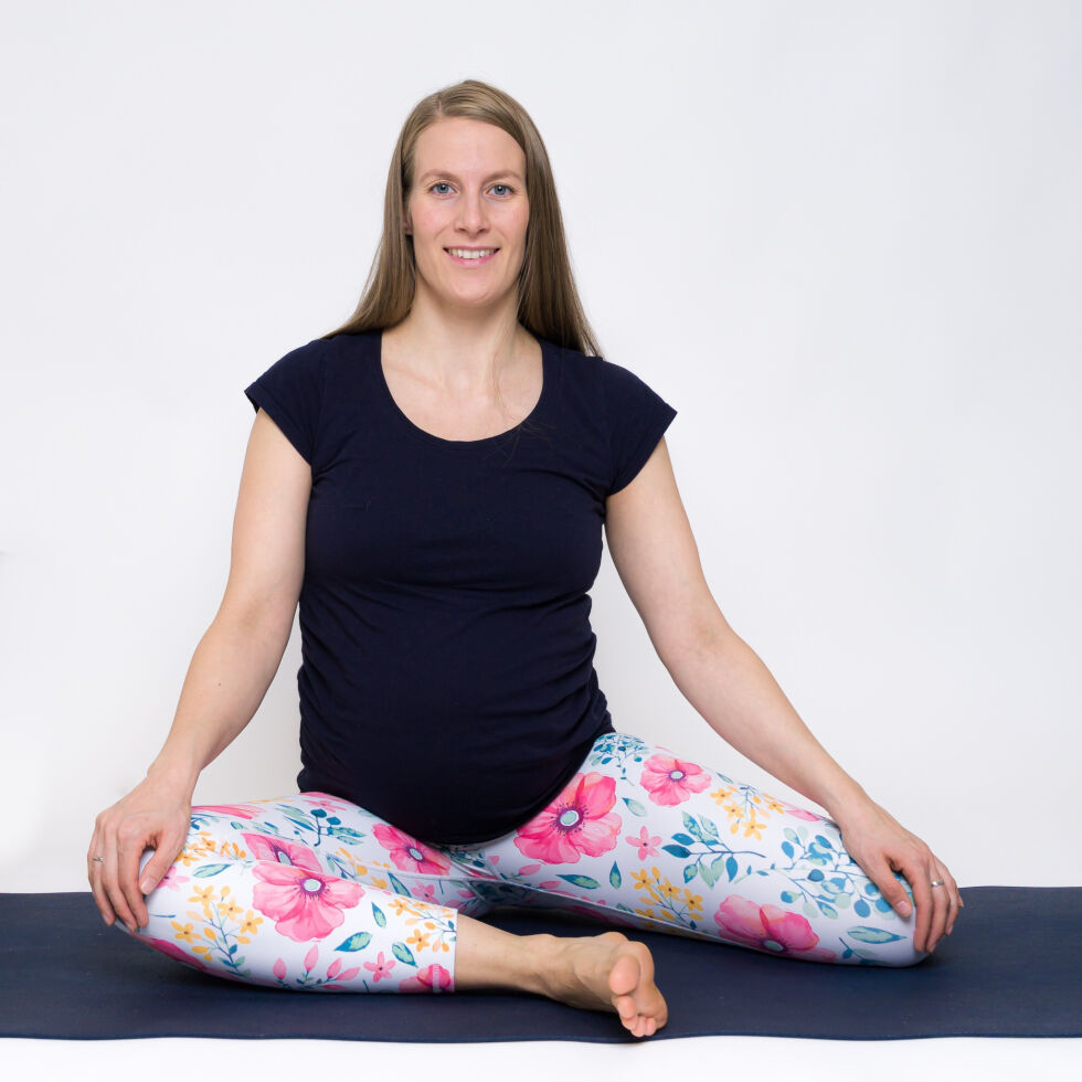 Lone Heitmann Fløtten står bak selskapet LoneYoga på Sjøvegan. Her viser hun en av øvelsene innenfor yoga.
 Foto: Siv Asplund Blix