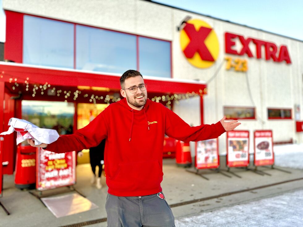 Per Christian Schjølberg, butikksjef for Extra Sjøvegan beklager flause med åpningstiden på lille nyttårsaften.
 Foto: Jon Henrik Larsen