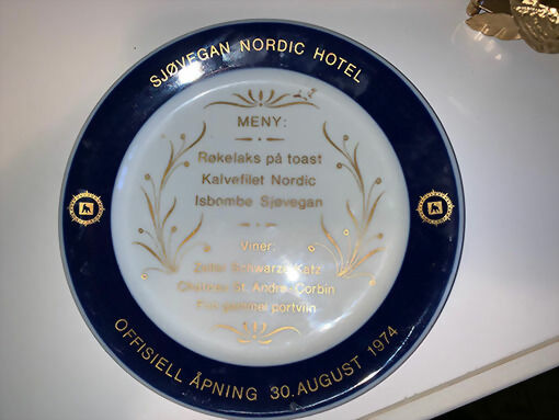Nede hos Kåre på Kaia har de fått inn en spennende sak med lokalhistorisk tilhørighet. Dette er en dekorativ tallerken hvor en kan se hva som sto på menyen på åpningen av Nordic Hotel i Salangen den 30. august 1974.