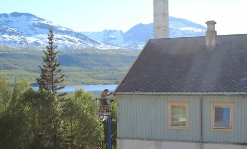 Melvin Roy Van Den Berg reparerer taket på den gamle meierigården i Salangen i disse dager.