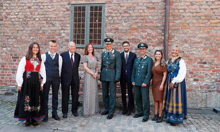 Det var en stor dag for Eirik Kristoffersen da han mandag ble innsatt som Norges nye forsvarssjef på Akershus festning. Her i lag med venner og familie. FOTO: FORSVARET