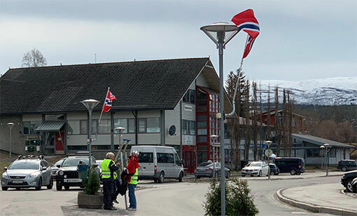 Flaggene til topps!