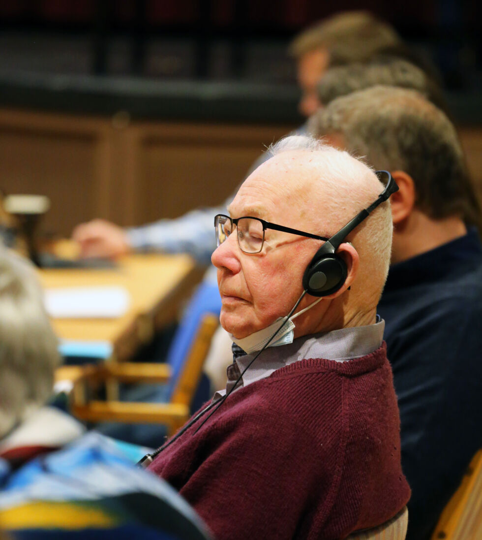 Eliseus Rønhaug (91) var vararepresentant for Arbeiderpartiet i Salangen kommunestyre helt frem til det siste. Her er et bilde tatt av han i kommunestyret i Salangen i februar i 2022.
 Foto: Jon Henrik Larsen