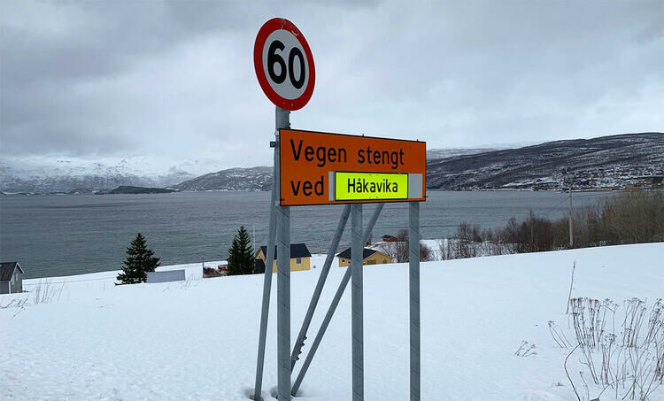 Veien utover mot Lavangsnes fra Håkavika ble mandag ettermiddag igjen åpnet for fri ferdsel. FOTO: JON HENRIK LARSEN