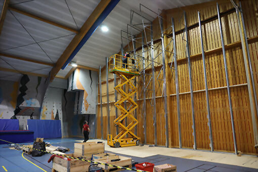 Den nye klatreveggen begynner å ta form, og skal  være ferdigstilt før 17. mai. FOTO: JON HENRIK LARSEN