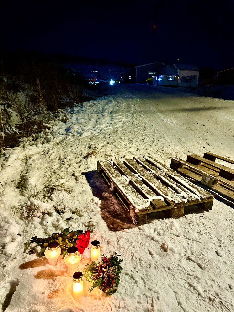 Det er fredag ettermiddag og kveld tent lys ved åstedet for skytingen og drapet av en 40-årig mann i Lavangen.
 Foto: Jon Henrik Larsen