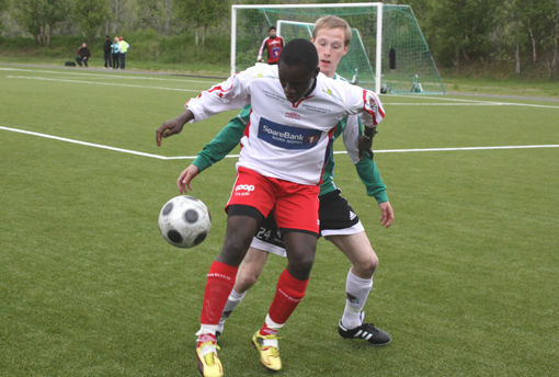 På bildet: SIF-spilleren Christian Mbemba gjorde god figur i kampen mot Finnsnes. FOTO: JON HENRIK LARSEN