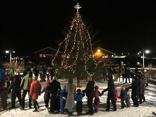 Julegrantenninga i Kjøllefjord var like flott som andre plasser. Men spesielt var det at juletreet på torget kom fra Salangens skoger. FOTO: PRIVAT
