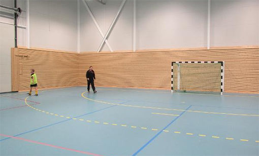 Lavangen Idrettsforening har fått ei stor vaskeregning fra Lavangen kommune, for rengjøring av Lauvhallen (bildet), på 130.000 kroner. Laget klarer ikke å betale regningen.