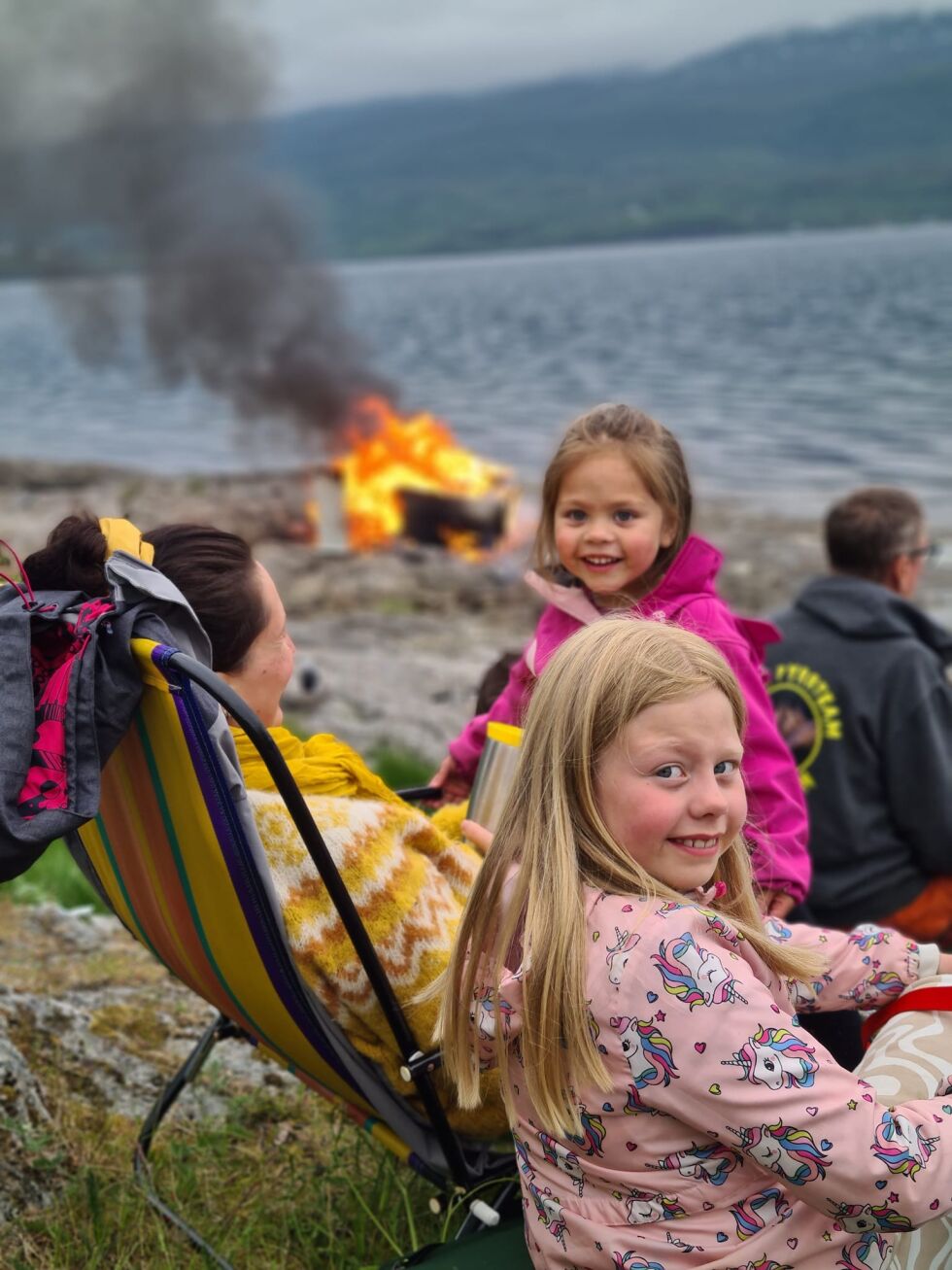 Ingen tvil om at ungene synes det er stas å være i Skårvikafjæra på sankthansaften hvert år.
 Foto: Tone Jensen Steinsund