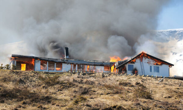 Familiebolig brant ned