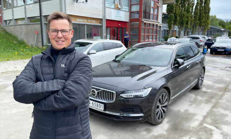 Mathias Jenssen er nå blitt drosjeeier ved Salangen Drosjesentral. Bilen han kjører er en Volvo V90 Hybrid. FOTO: JON HENRIK LARSEN