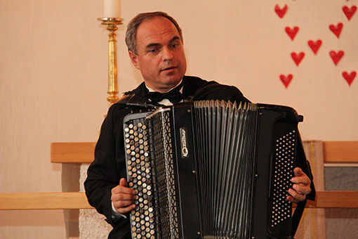 Lørdag var Pavel Fenyuk å fremførte sine flotte tolkninger av klassiske komposisjoner på sitt trekkspill i Salangen kirke. Det var 16 fremmøtte til denne konserten. FOTO: JON HENRIK LARSEN