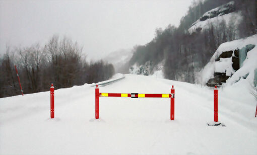Fylkesvei 848 fra Løksebotn mot Segelsteinberget på Andørja har vært stengt . FOTO: JON HENRIK LARSEN