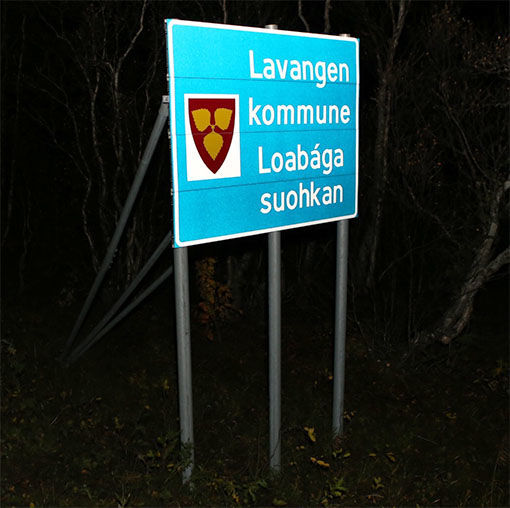 Etter lang tids venting har endelig Lavangen kommune fått samiske kommuneskilt på alle grenseovergangene til kommunen. FOTO: JON HENRIK LARSEN