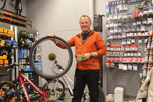 Butikkmedarbeider Ronny Jensen ved Sport 1 Sjøvegan. FOTO: KNUT-ARILD JOHANSEN