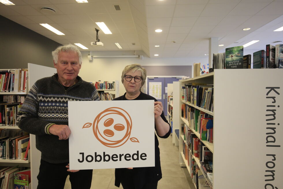 Det er også åpnet jobbrede på biblioteket i Lavangen. Her er varaordfører Svein Sæther (t.v) og bibliotek-ansvarlig Anne Strømmesen (t.h).
 Foto: Oddgeir Sagerup, Coworking Astafjord