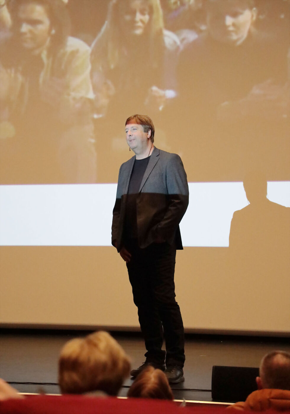 NRK- programleder Tore Strømøy fortalte om sin reise med «Tore på Sporet» siden 90-tallet. Rundt 30 tilhørere hadde møtt frem i Istindportalen fredag kveld. FOTO: JON HENRIK LARSEN