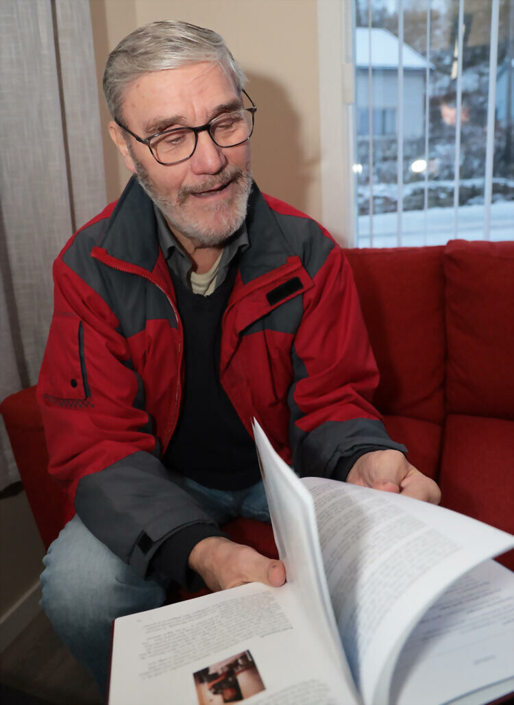 Redaktør Jostein Sagerup blar fornøyd igjennom årets utgave av Årbok for Salangen. FOTO: JON HENRIK LARSEN