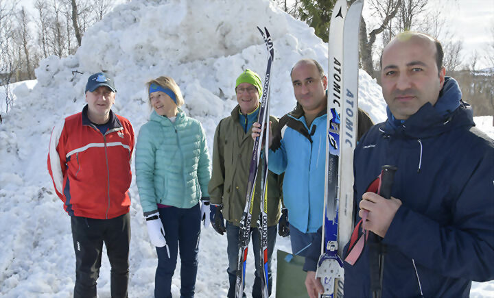 SKI: Cameon Davis, Anne-Grethe Aanes, Kai Woll, Zeki og Bulan nyter finværet foran skiløypa. FOTO: TORBJØRN KOSMO