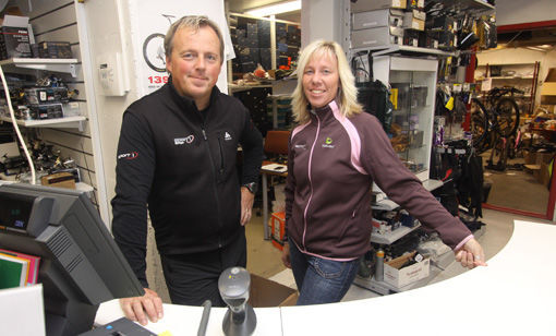 På bildet: Brita Sagerup (t.h) og Ronny Jenssen (t.v) ønsker søkere til helgejobb i butikken. FOTO: JON HENRIK LARSEN
