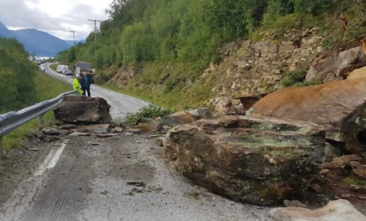 Fylkesveiene i Ibestad har syv rasutsatte områder, som ikke er sikret.  Den 23. august i år gikk det et nytt stort ras ved Fornes, på fylkesvei 848. 30–50 kubikk med stein raste ned på fylkesveien.
