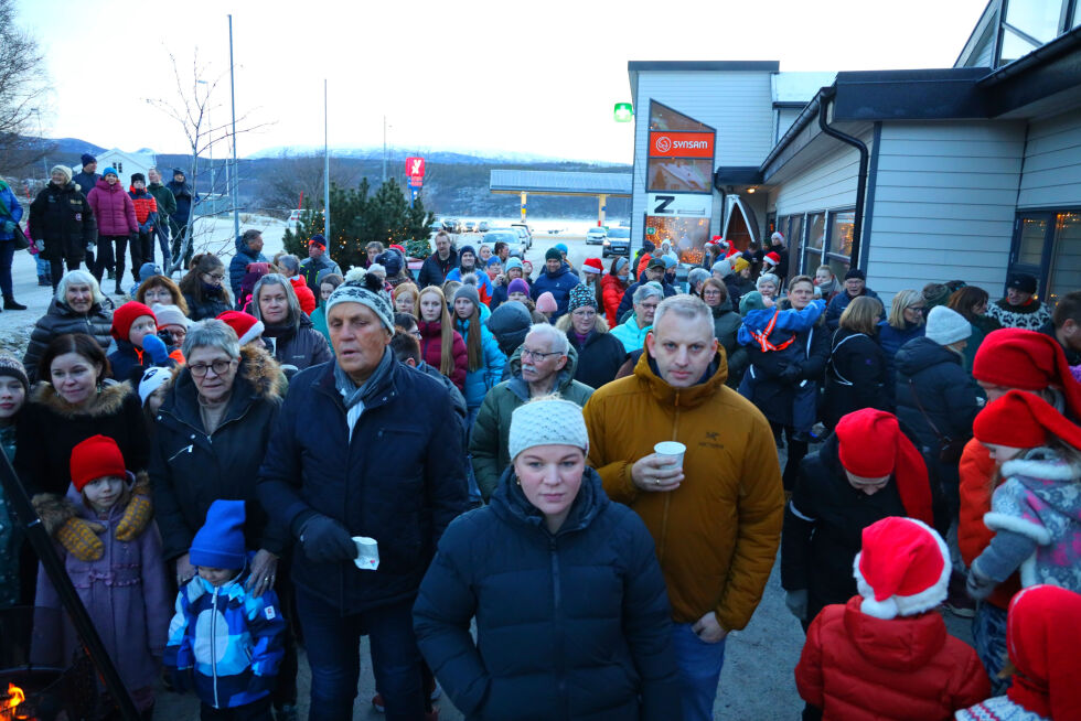 Mange møtte frem for å overvære åpningen av julegrenda ved Strandsenteret lørdag formiddag.
 Foto: Jon Henrik Larsen