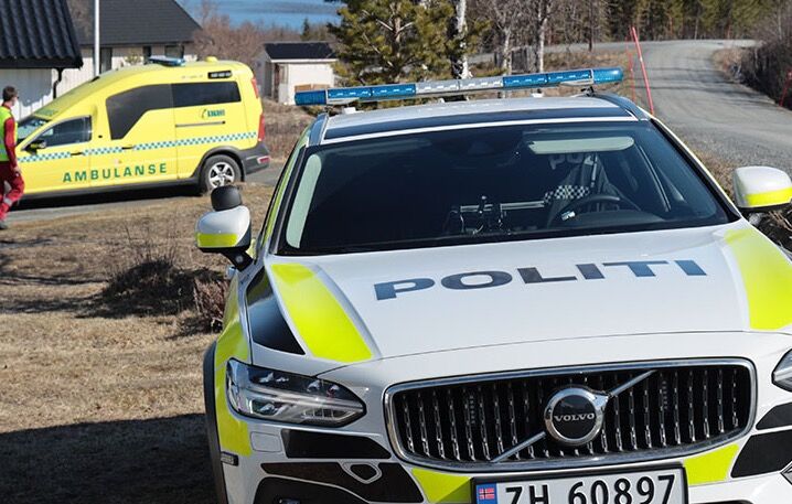 Politiet rykket ut til det som var en singel ulykke med bil på Fossbakken tirsdag morgen.
 Foto: Jon Henrik Larsen