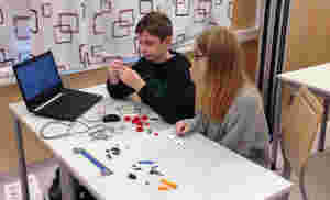Deltar i LEGO-konkurranse