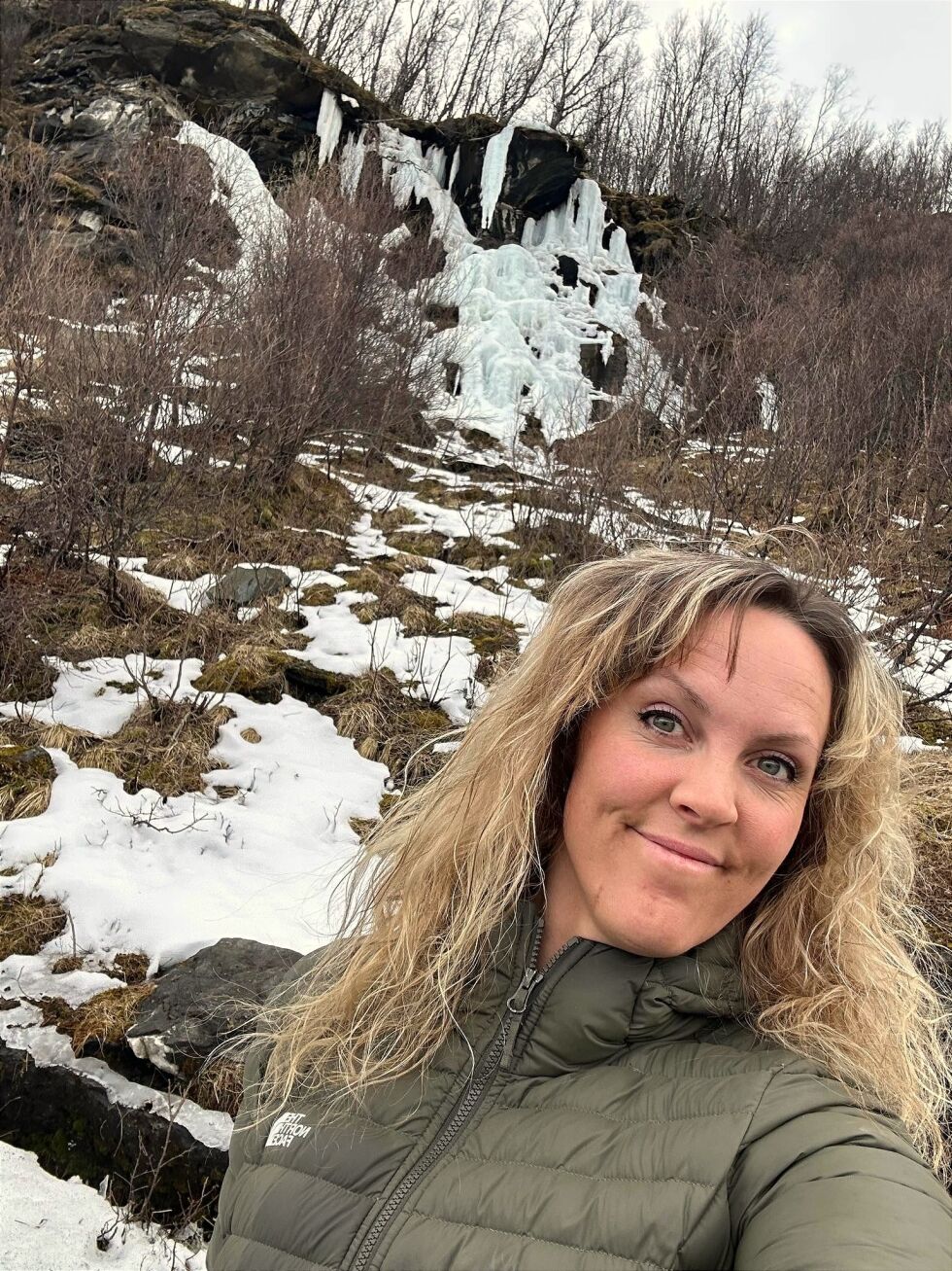 Karina Olsen kan endelig smile og juble over at veistrekningen forbi Svinlia på Andørja nå endelig får rassikring.