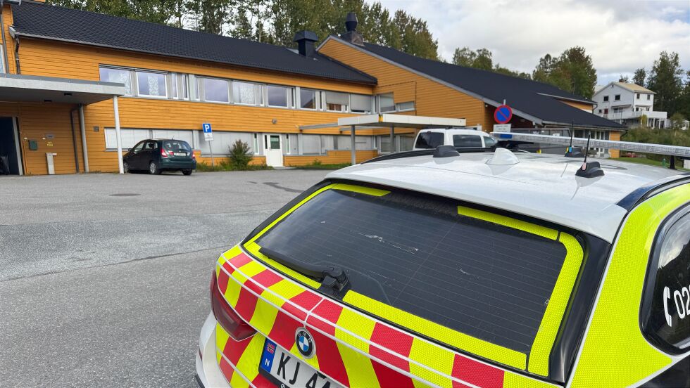 Politiet rykket ut med to patruljer til helsesenteret på Sjøvegan onsdag.
 Foto: Jon Henrik Larsen