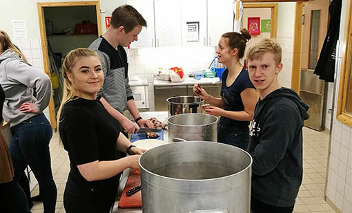 Elevene jobbet godt på kjøkkenet for å få en så smaksrik opplevelse som mulig. FOTO: LARS-DANIEL FOSSLI