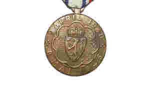 Får sin deltakermedalje