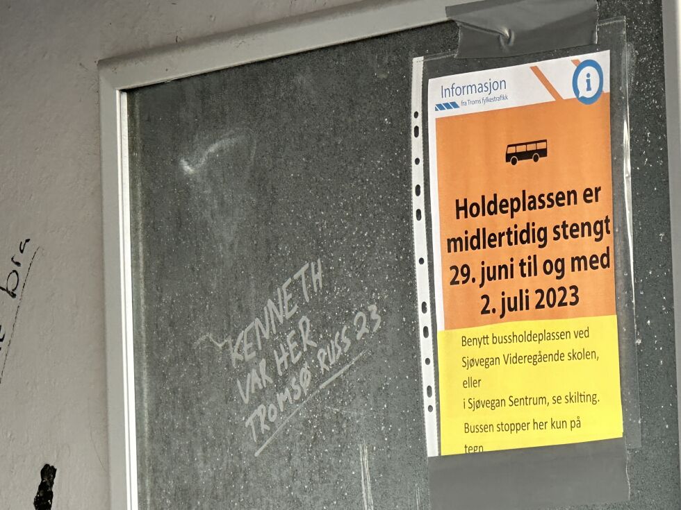 På busstoppet ved YX Sjøvegan er det satt opp skilt som forklarer at busstoppen er forandret til Sjøvegan videregående skole frem til 3.juli morgen.
 Foto: Jon Henrik Larsen