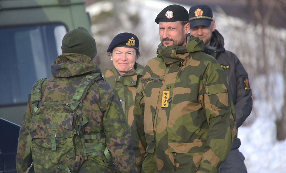 Kronprins Haakon blir tatt i mot av personell fra de finske troppene når han ankom Bjerkvik i Narvik mandag ettermiddag. FOTO: JON HENRIK LARSEN