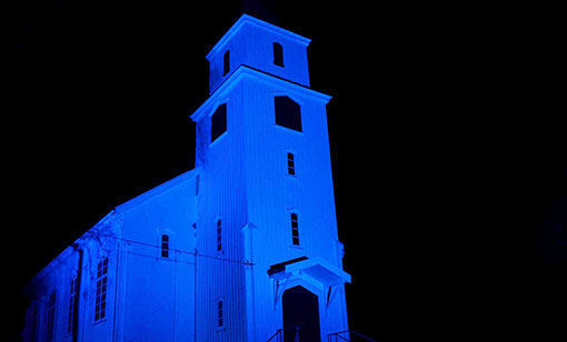 Lavangen kirke i blått