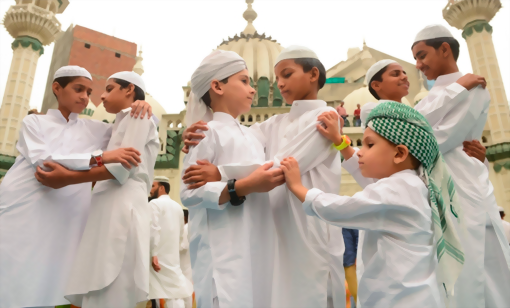 Indiske muslimer hilser på hverandre under Eid ul-Fitr feiringen. FOTO: Narinder Nanu