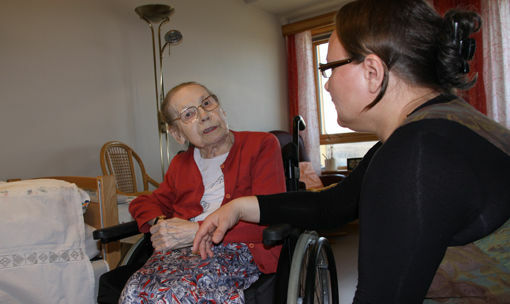 Rådmann Elisabeth Nutti på besøk hos Anne Tverseth på sykehjemmet. FOTO: ESPEN BLESS STENBERG